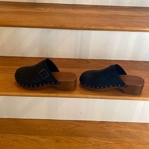 GUC Crown Vintage Liberty Clog. Black leather uppers. Lightly padded footbed.